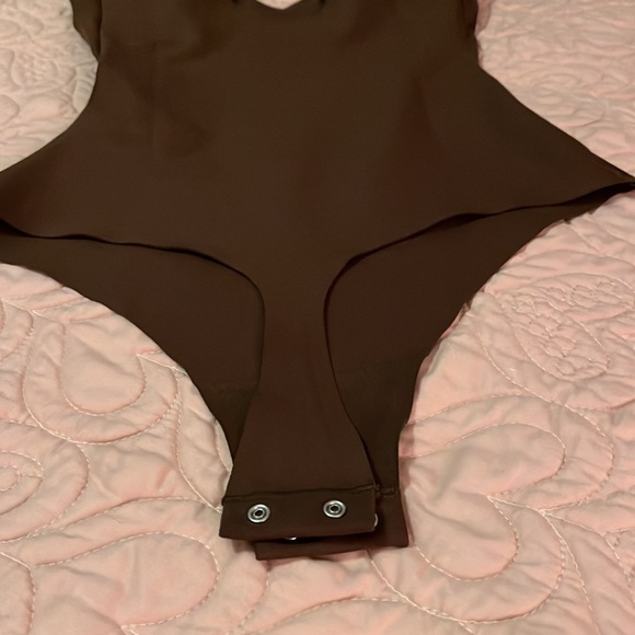 SKIMS  Plunge Thong Bodysuit - Picture 4 of 11